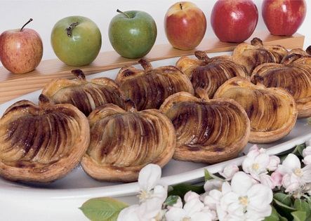 Apple pastries with almond cream