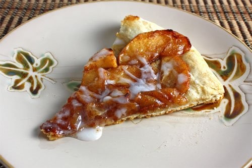 Apple pie pizza