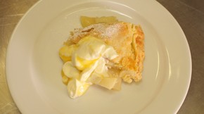 Apple pie with lemon curd cream