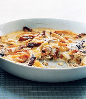 Apple raisin bread pudding