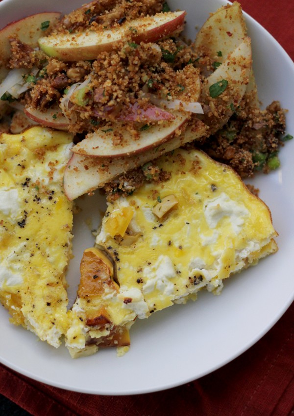 Apple salad with walnuts and lime