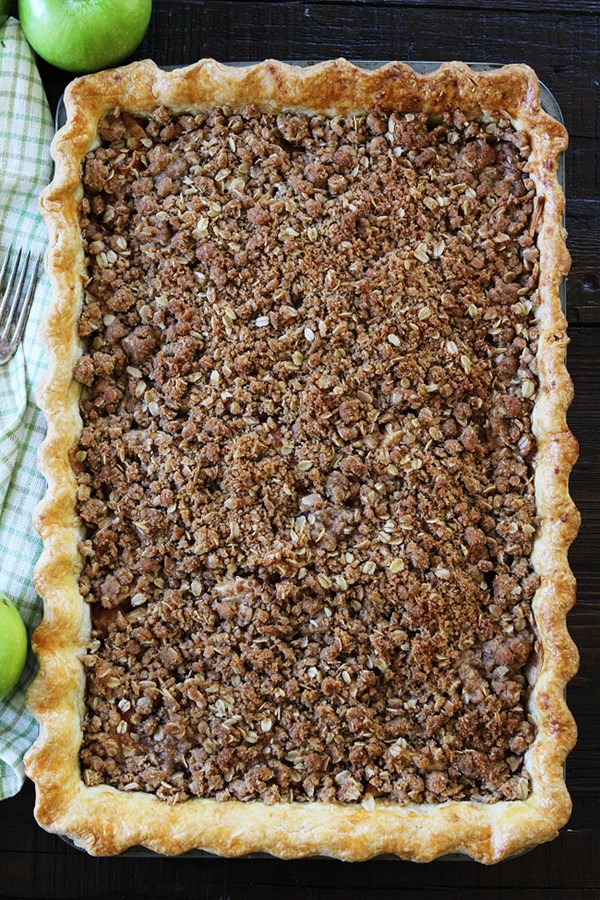 Apple slab pie with crumb topping