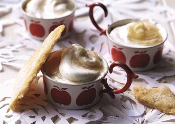Apple snow with fennel biscuits