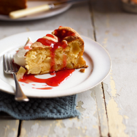 Apple sponge with strawberry sauce