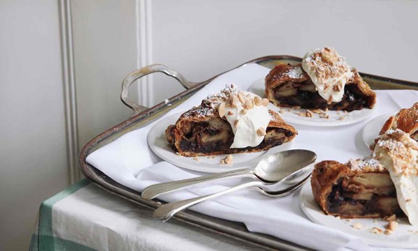 Apple strudel (Apfelstrudel)