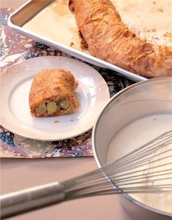 Apple strudel (Apfelstrudel)