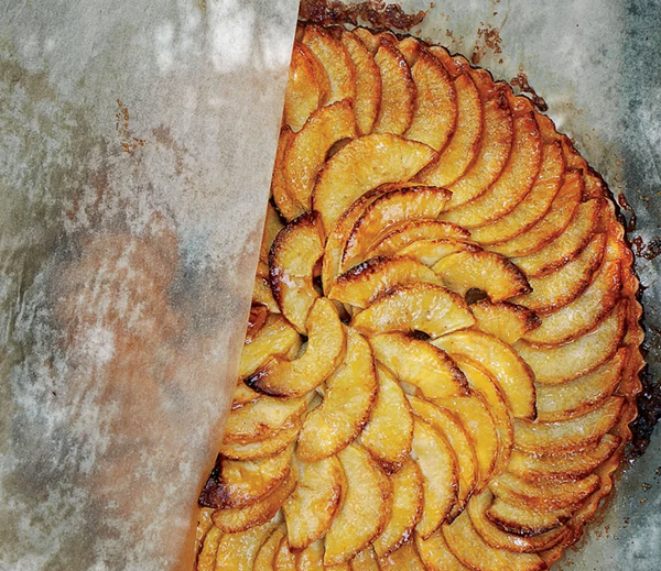Apple tart with apricot glaze
