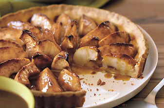 Apple tart with caramel sauce