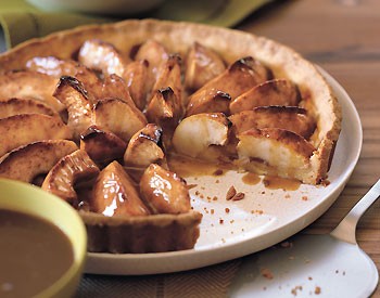 Apple tart with caramel sauce