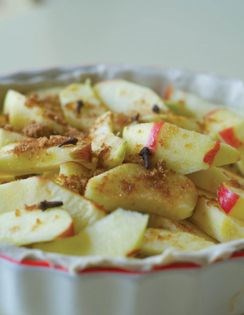 Apple tart with cloves
