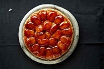 Apple tarte Tatin with pink peppercorns 