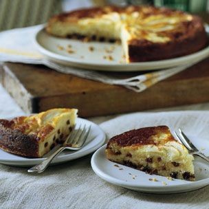 Apple torte with pine nuts and raisins (Torta di mele con pinoli e uvetta)