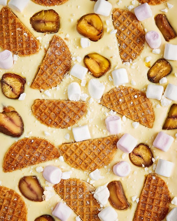 Après-ski chocolate bark (white chocolate with stroopwafels, chestnuts, meringue and marshmallows)