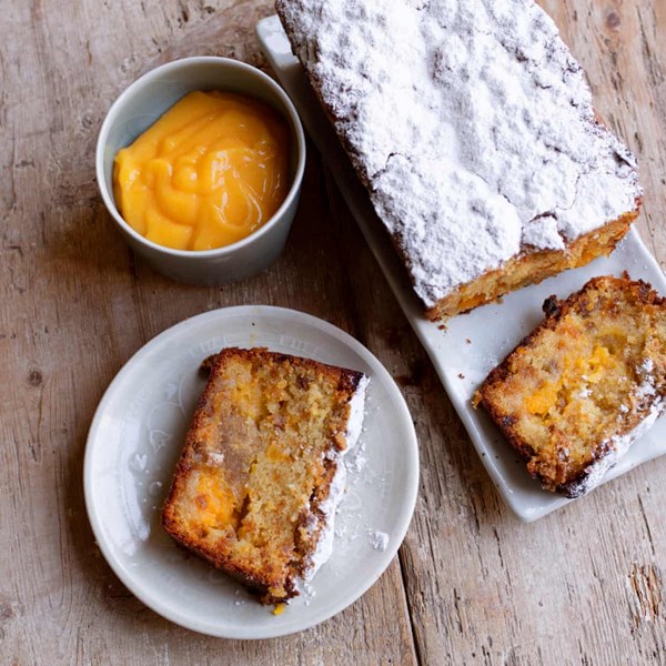 Apricot and lemon curd crumble cake