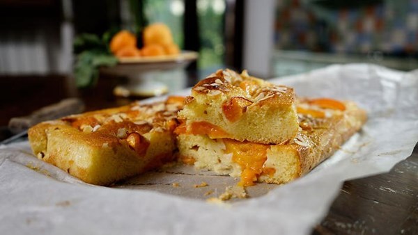 Apricot and olive oil cake (Torta all'olio e albicocche)