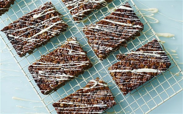 Apricot and white chocolate flapjacks