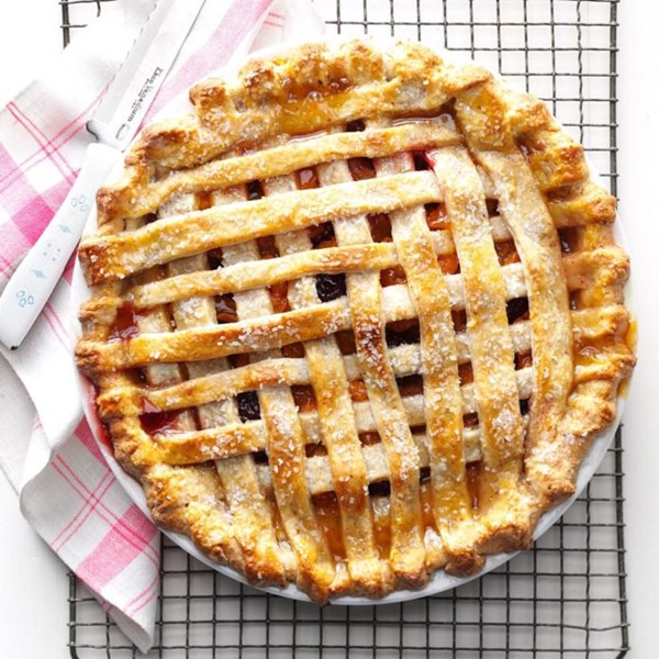 Apricot-blackberry pie