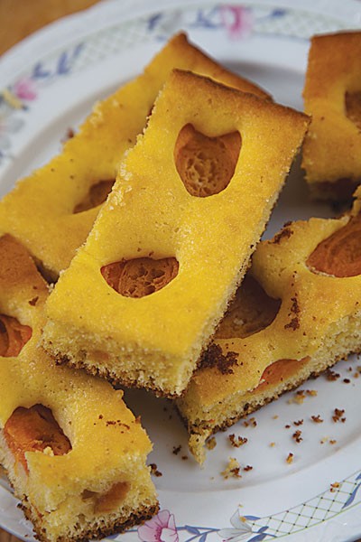 Apricot cake (Prăjitură cu caise)