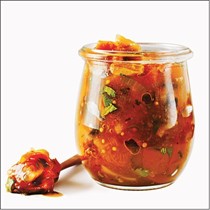 Apricot-fig chutney