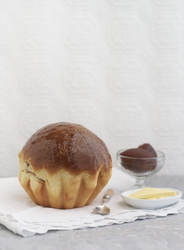 Apricot glazed fruit brioche