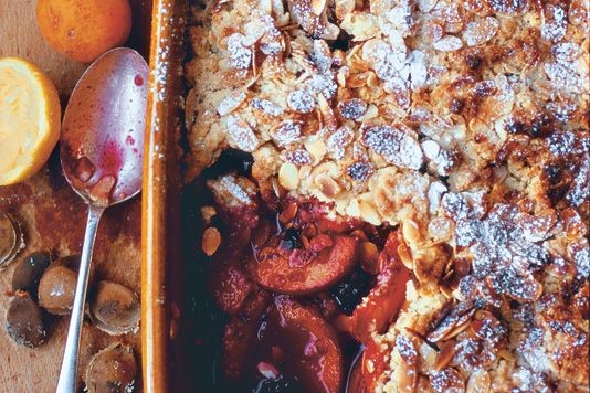 Apricot, peach and blackberry crumble