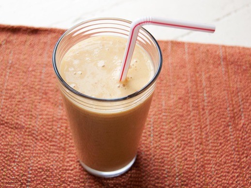 Apricot-yogurt smoothie