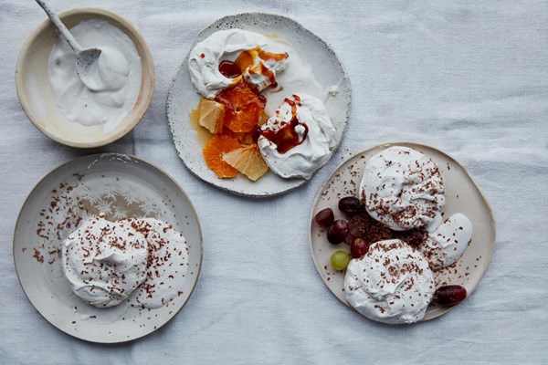 Aquafaba meringues with caramel