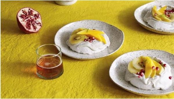 Aquafaba meringues with cashew cream