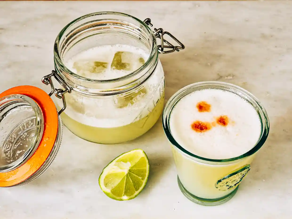 Aquafaba pisco sour