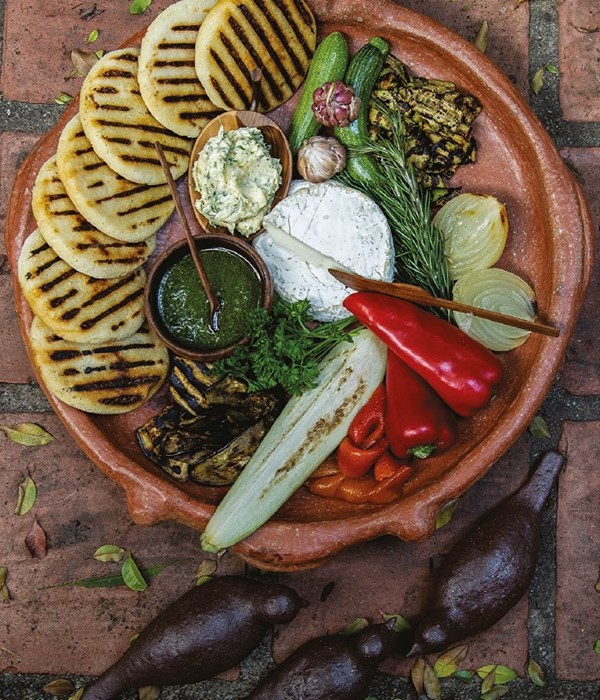 Arepa with goats' cheese and grilled vegetables (Arepa de rulo de cabra y vegetales asados)