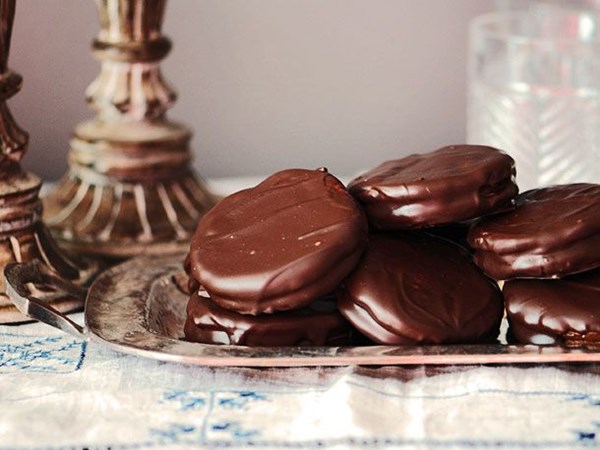 Argentine chocolate-dulce de leche sandwich cookies (Alfajores de chocolate)