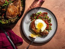 Argentine pork chops with fried eggs and vegetables (Costillas a la Riojana)
