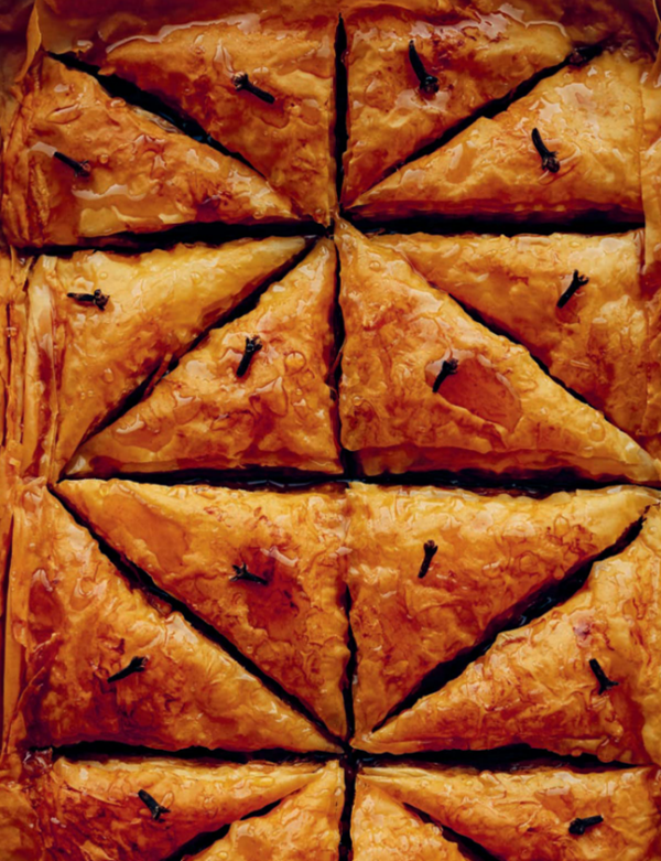 Armenian pakhlava with pomegranate syrup (Pakhlava armenească cu sirop de rodii)