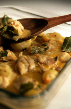 Aromatic chicken with curry leaves and coconut (Kerala chicken curry)
