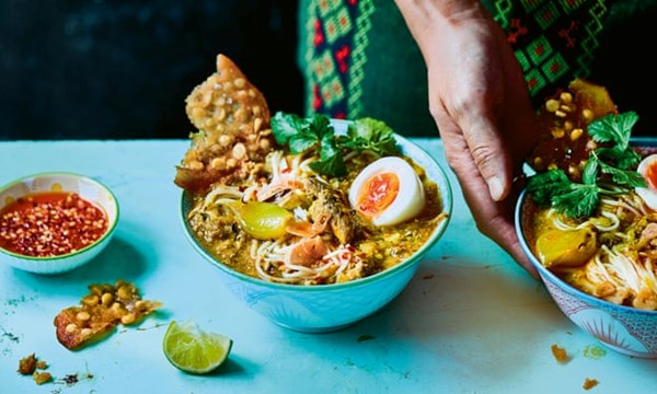 Aromatic fish noodle soup and chana dal crackers (Mohinga and pe kyaw)