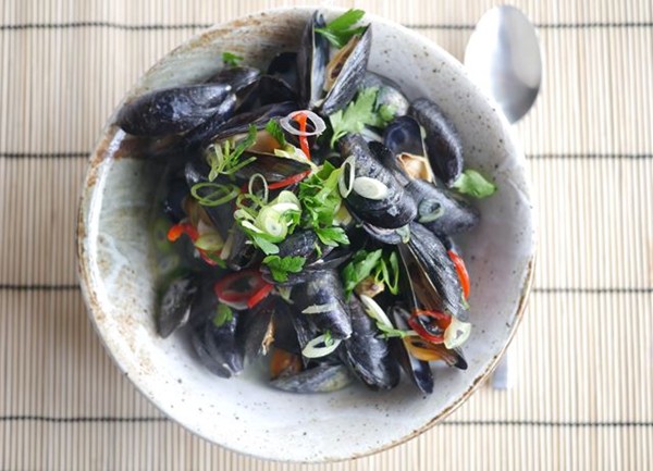Aromatic sake steamed mussels