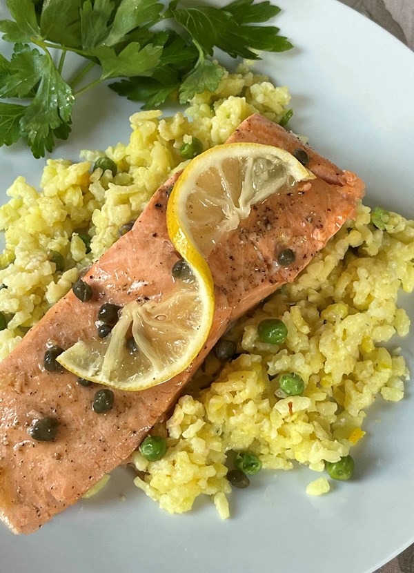 Aromatic salmon steamed in foil (Salmone con capperi e limone / Salmuni ccu ciappareddi e lumiu)