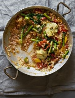 Artichoke and asparagus paella