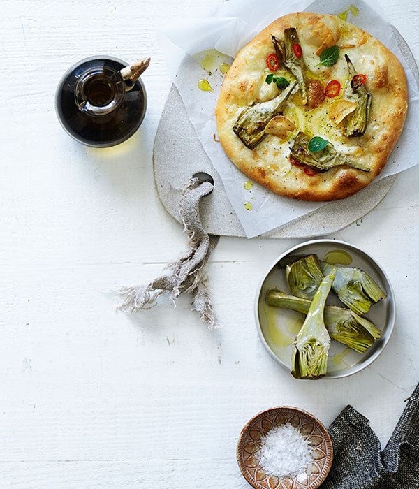 Artichoke and mozzarella pizza bianca