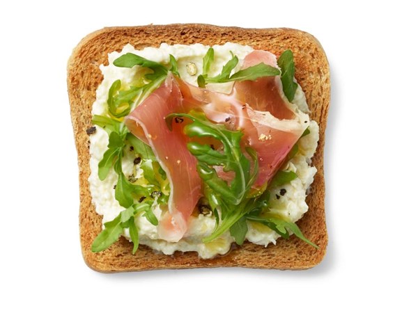 Artichoke, arugula and prosciutto crostini