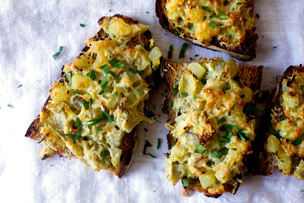 Artichoke gratin toasts