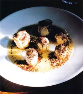 Artichoke hearts with black olive oil (Alcahofa con aceite de oliva negra)