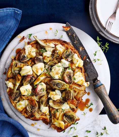 Artichoke, melted onion and Brie tart with meat juice vinaigrette