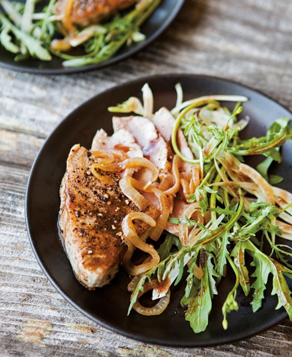 Arugula & fennel salad with black pepper-crusted tuna