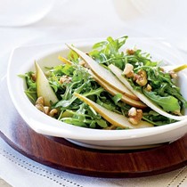 Arugula and pear salad with toasted walnuts