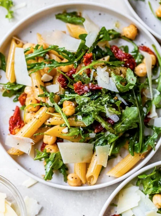 Arugula pasta salad with chickpeas and sun dried tomatoes
