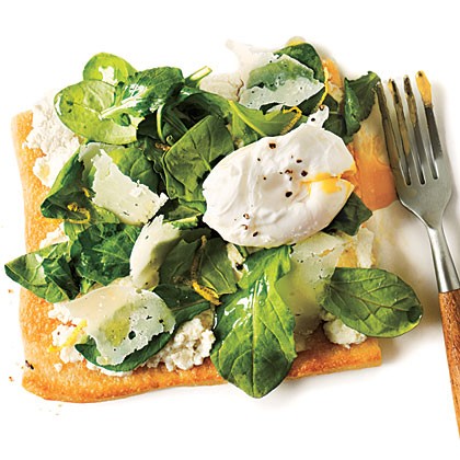 Arugula pizza with poached eggs