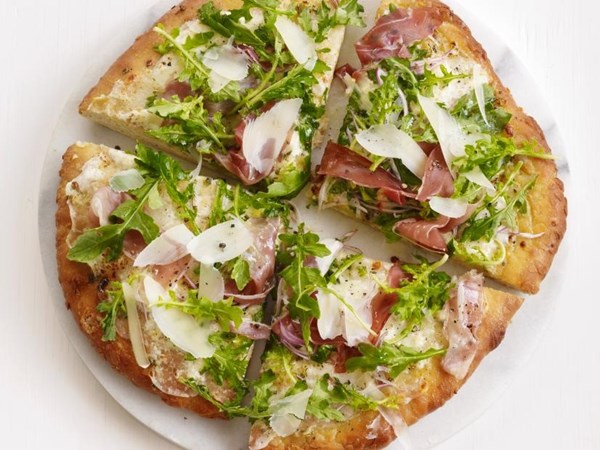 Arugula-prosciutto pizza 