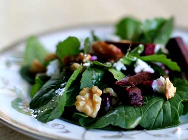Arugula salad with beets and goat cheese