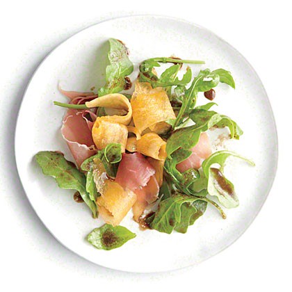 Arugula salad with melon and prosciutto